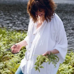 Natural Dyeing - Kathryn Davey -loop knitting store 810A2 9KDaL. SL1500