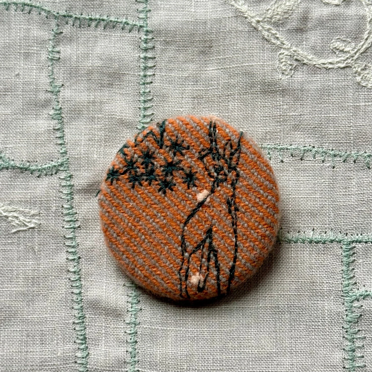 Minä Perhonen Circle Brooch (Small) 10 Minä Perhonen Circle Brooch (Small) - Image 8