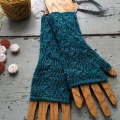 Loop - Cedar Shake Mitts Pattern -loop knitting store Cedar 20Shake 20Mitts 20in 20Topaz 20at 20Loop 20London 1515922490