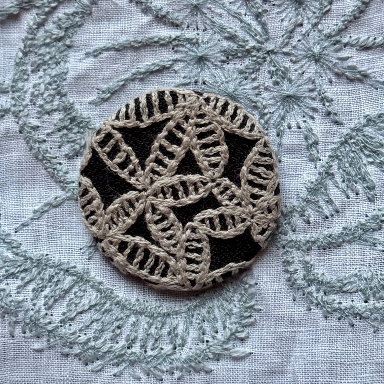 Minä Perhonen Circle Brooch (Small) 12 Minä Perhonen Circle Brooch (Small) - Image 10