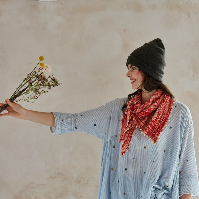 Loop Fizz - Wizz Tiny Tassels Shawlette Kit 6 Loop Fizz - Wizz Tiny Tassels Shawlette Kit - Image 4