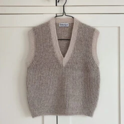 PetiteKnit - Friday Slipover V-neck -loop knitting store FridaySlipoverVneckatLoopLondon2