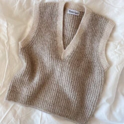 PetiteKnit - Friday Slipover V-neck -loop knitting store FridaySlipoverVneckatLoopLondon5