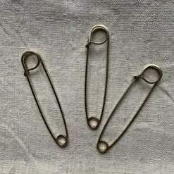 Metal Kilt Pin - Large -loop knitting store GoldmetalkiltpinatLoopLondon