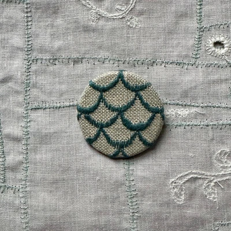 Minä Perhonen Circle Brooch (Small) 5 Minä Perhonen Circle Brooch (Small) - Image 3