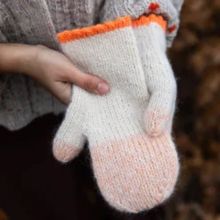 52 Weeks Of Scrap Yarn: Projects For Crafters 38 52 Weeks Of Scrap Yarn: Projects For Crafters -loop knitting store Laine 52WOSY JuliaWilkens