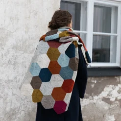 52 Weeks Of Scrap Yarn: Projects For Crafters 40 52 Weeks Of Scrap Yarn: Projects For Crafters -loop knitting store Laine 52WOSY LisSmith shawl