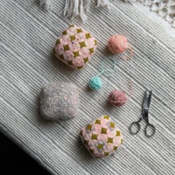 52 Weeks Of Scrap Yarn: Projects For Crafters 30 52 Weeks Of Scrap Yarn: Projects For Crafters -loop knitting store Laine 52WOSY SusanChin