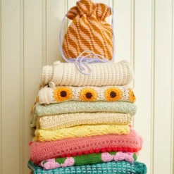 Laine - Let's Crochet! 32 Laine - Let's Crochet! -loop knitting store Laine LetsCrochet pile