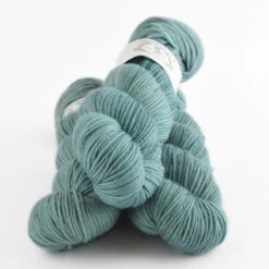 La Bien Aimée Merino DK 33 La Bien Aimée Merino DK -loop knitting store Merino DK Hegelia at Loop London