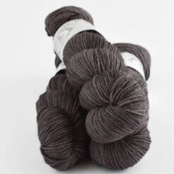 La Bien Aimée Merino DK 28 La Bien Aimée Merino DK -loop knitting store Merino DK Loam at Loop London