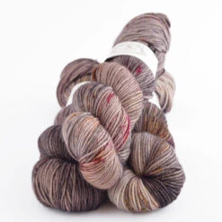 La Bien Aimée Merino DK 30 La Bien Aimée Merino DK -loop knitting store Merino DK Peerie Tokki at Loop London