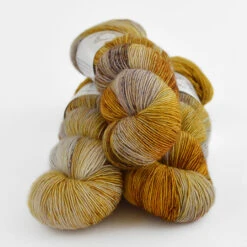 La Bien Aimée Merino Singles 36 La Bien Aimée Merino Singles -loop knitting store Merino Singles Grellow at Loop London