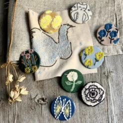 Minä Perhonen Circle Brooch (Small)