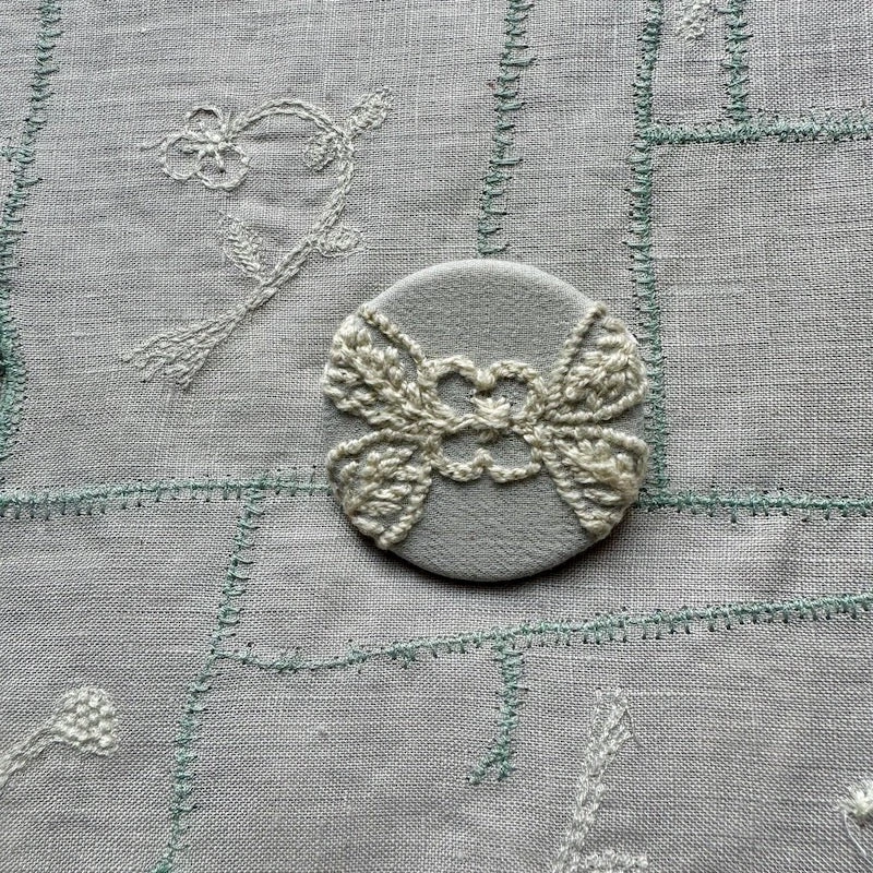 Minä Perhonen Circle Brooch (Small) 4 Minä Perhonen Circle Brooch (Small) - Image 2