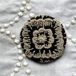 Minä Perhonen Circle Brooch (Small) 33 Minä Perhonen Circle Brooch (Small) -loop knitting store N2 Mina circle small