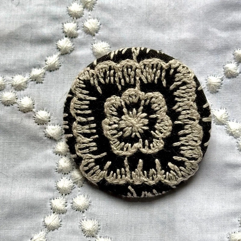 Minä Perhonen Circle Brooch (Small) 15 Minä Perhonen Circle Brooch (Small) - Image 13