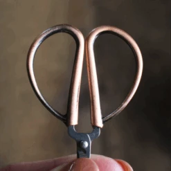 Mini Bonsai Scissors -loop knitting store ScreenShot2023 01 16at10.25.26