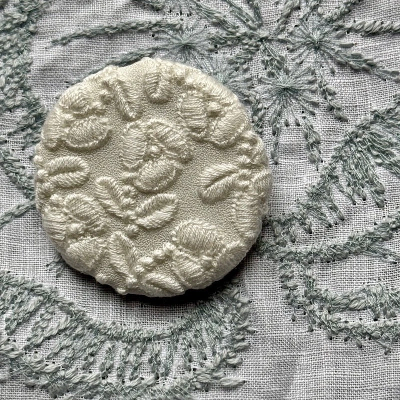 Minä Perhonen Circle Brooch (Small) 20 Minä Perhonen Circle Brooch (Small) - Image 18