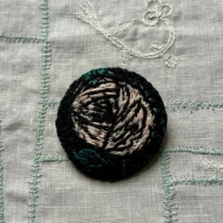 Minä Perhonen Circle Brooch (Small) 26 Minä Perhonen Circle Brooch (Small) -loop knitting store Z mina brooch