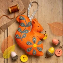 Corinne Lapierre - Folk Squirrel Felt Kit