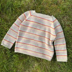 PetiteKnit - Frankie Sweater Junior -loop knitting store frankiesweaterjuniorliggebillede2 1500x1500 ba475e0b 1cac 4f99 9771 fccd9c4c266c